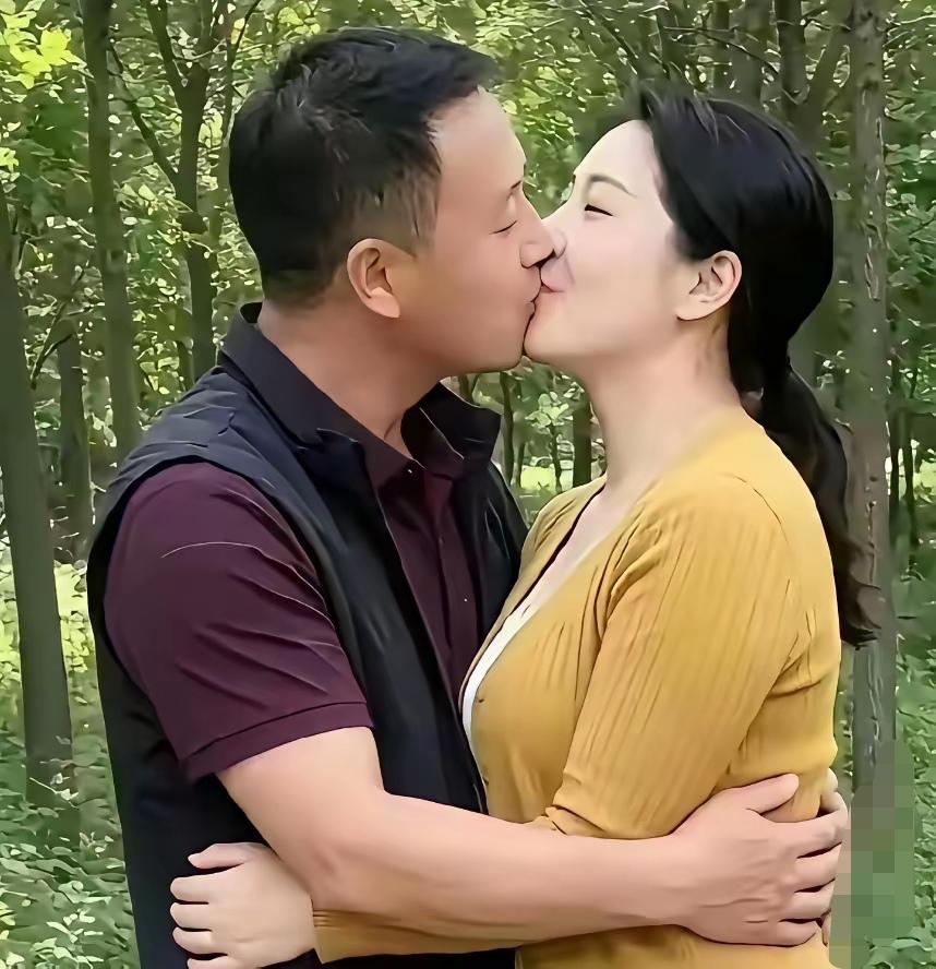 美丽的深林遇到当年的初恋，真是开心又幸福。