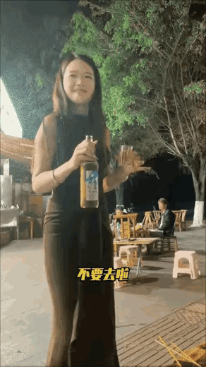 两个女孩在露天大排档吃饭，其中一位女孩看到后面餐桌有一位男士是她喜欢的类型，站起