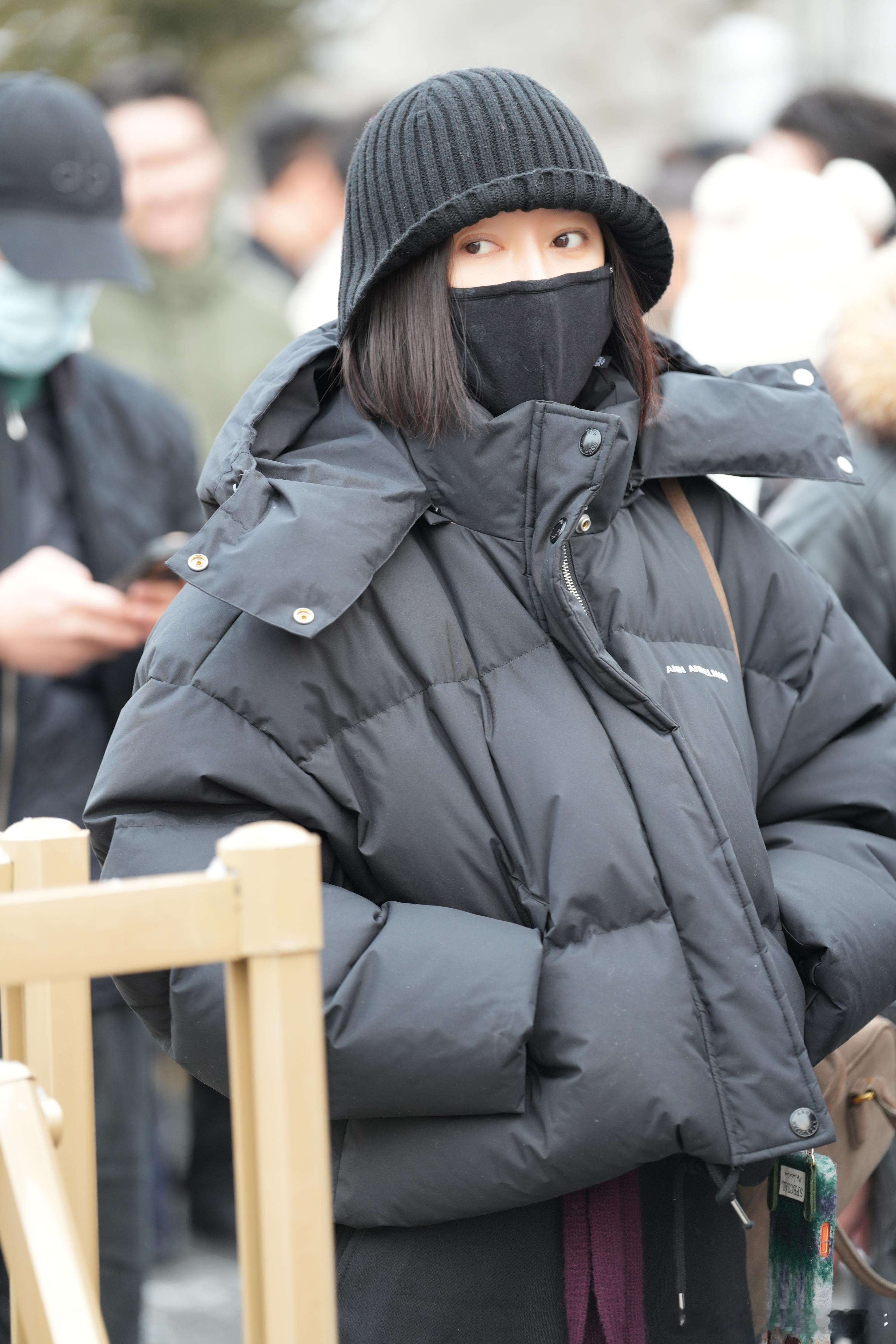 秦岚现身马年春晚彩排大雪天裹黑色羽绒服仍挡不住美貌！46岁状态依旧能打，自带岁