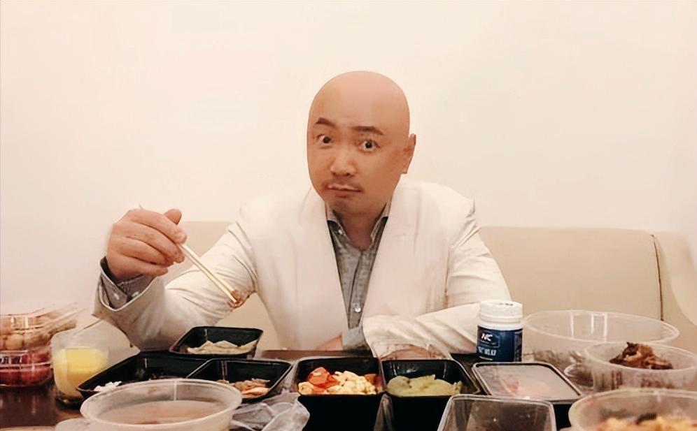 2012年，徐峥在上海开了一家牛肉面馆，一碗面30元，碗里全是肉！开业那天，