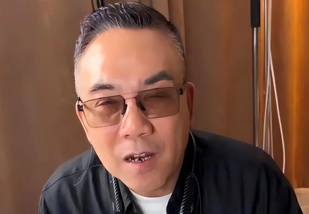 杨议真委屈啊！杨议直播时表示：本来我以为曹云金举办的相声大会，一定会邀请我参加的