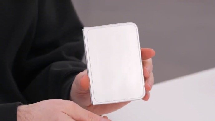 【苹果首款折叠手机iPhoneUltra机模再曝】5月6日消息，YouT