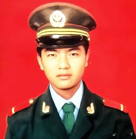 1992年10月，一武警战士独自押送四名不法分子回中队，突然，一个歹徒冲上来死死