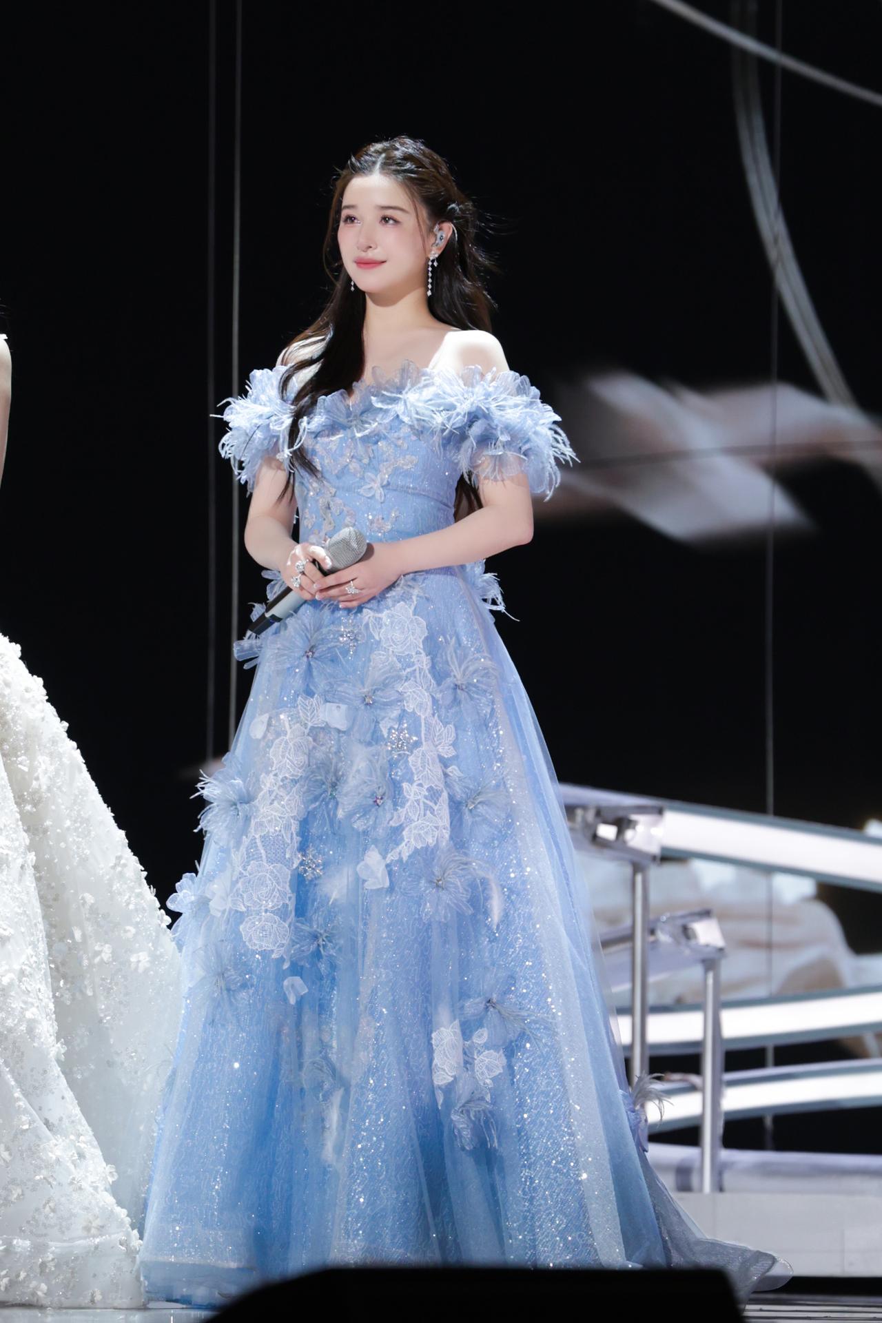 最近阚清子在录制浪姐的时候搭配的像个迷人的仙女，看上去年轻又时尚，确实是太美了。