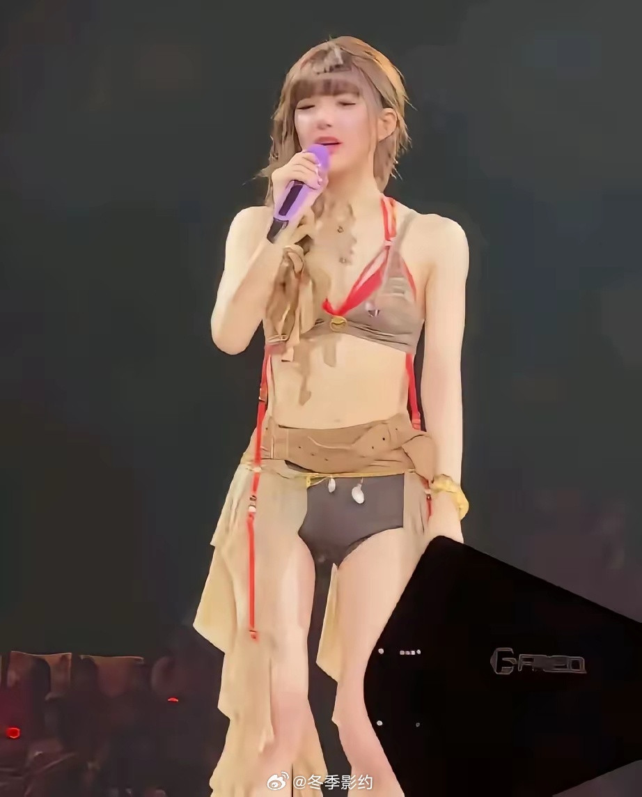 抑郁症好了，性格也开放了！赵露思澳门演唱会穿衣打扮的风格和以前大不一样，走的都狂