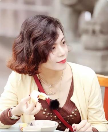 复旦大学教授陈果说：“如果你发现嫁错了人，还生了孩子，又想离婚，又放不下孩子，千