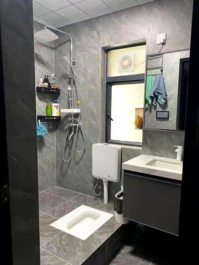 在很多家庭装修的讨论中,关于卫生间的“硬核”选择——蹲便器还是马桶,似乎总是引发