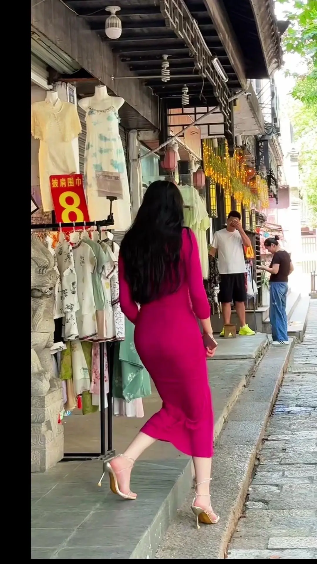 街拍御姐的包臀裙也太绝了吧💃。第一次发现包臀裙和御姐气质的适配度这么...