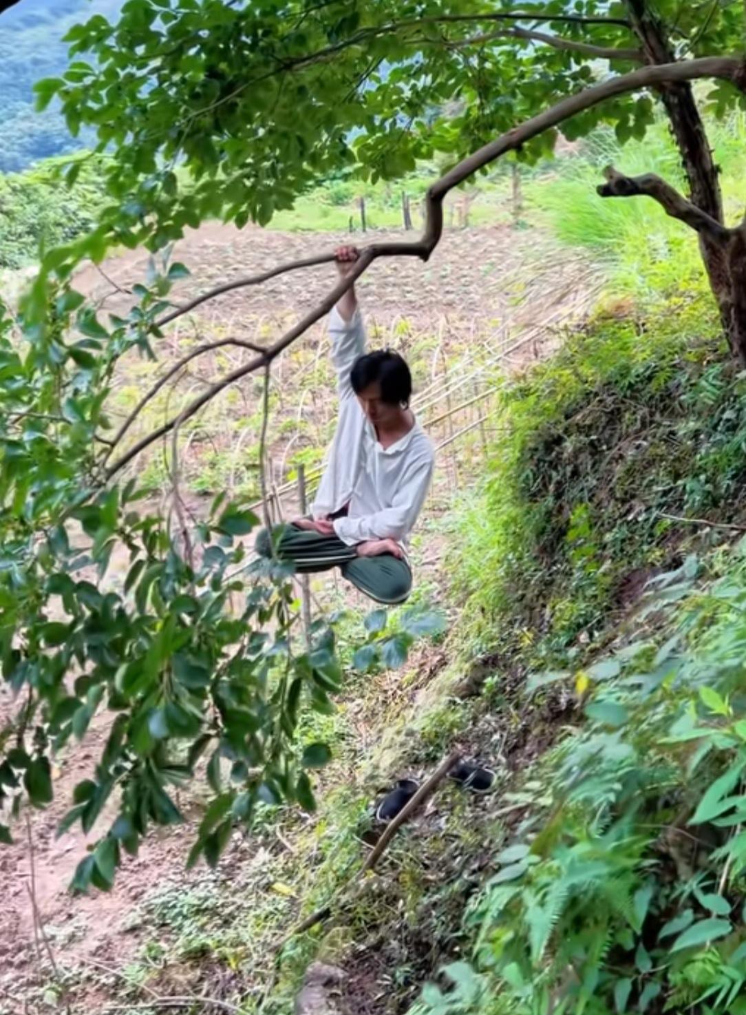 邻居张大妈的孩子大学毕业后不去找工作，每天就这样练习打坐，我应该怎么安慰她？