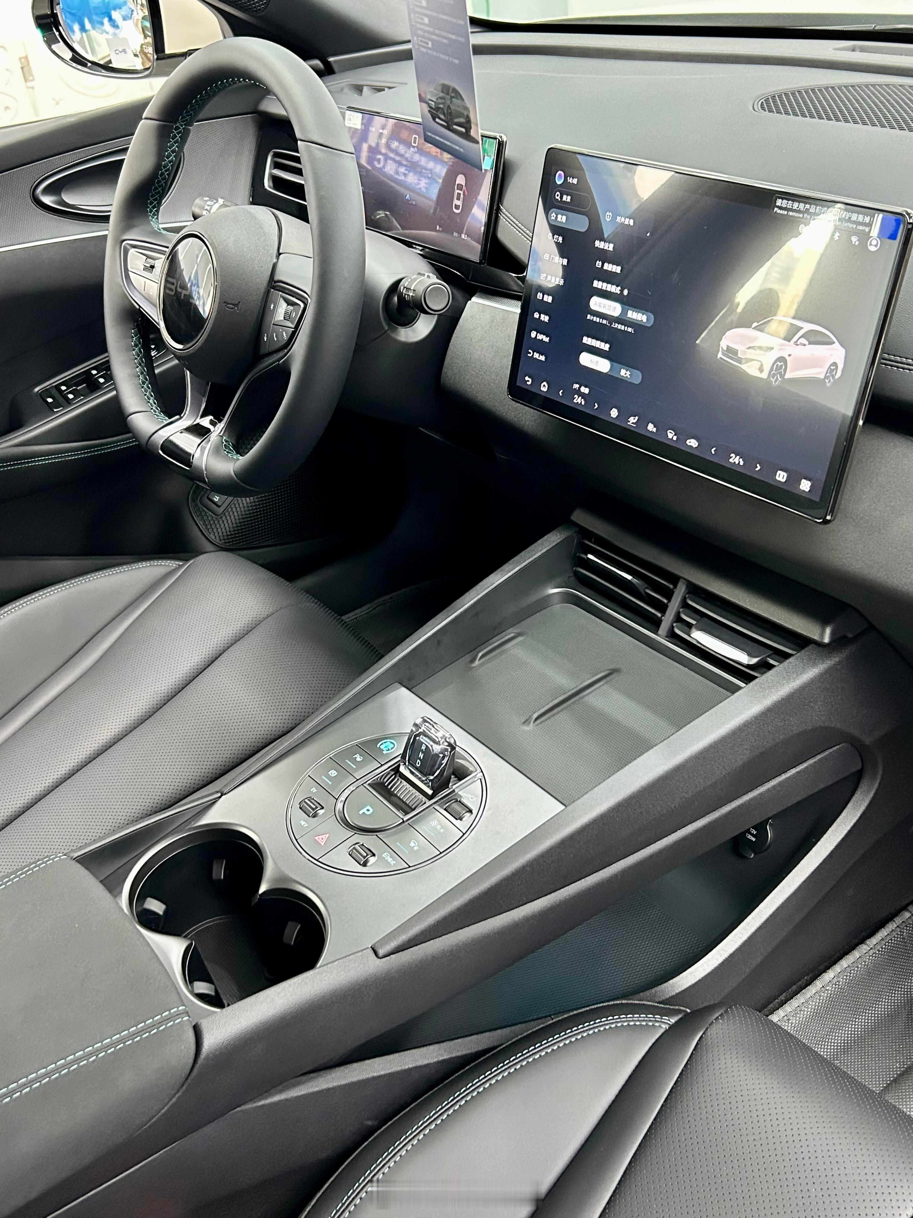 后排空间比海豹05大不少，座椅更软，坐进去感觉像B级车。