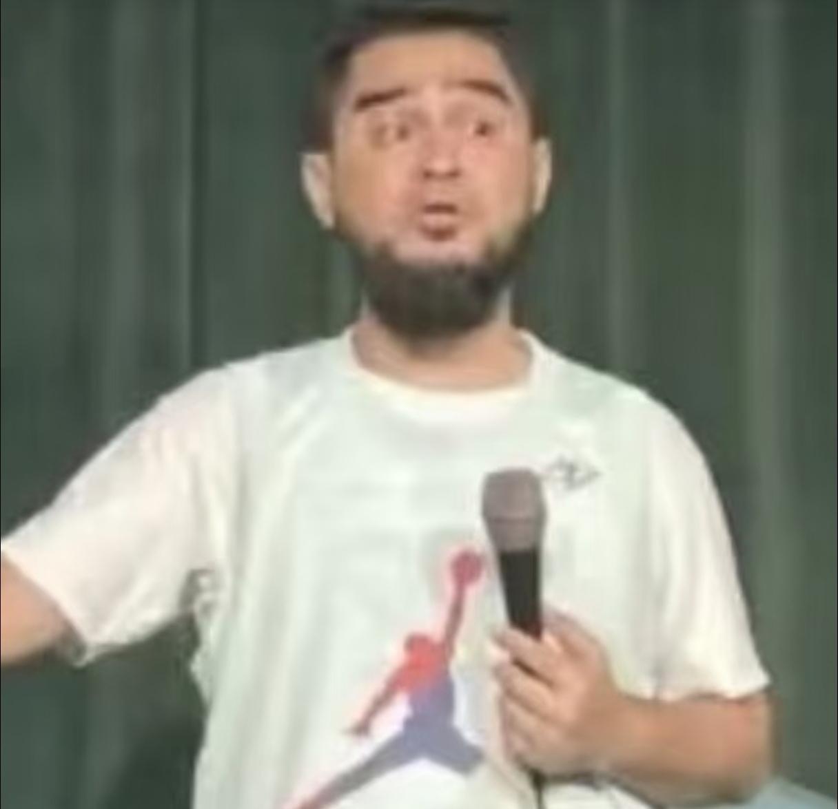 面相是不会騙人的就比如说昨天胜訴的脱口秀演员埃克吧看他之前还在表演脱口秀的
