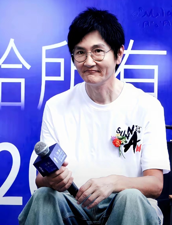 这不是孙楠吧，这个样子是受了什么刺激吗？用皮包骨头来形容不确切，应该是皮包肉吧