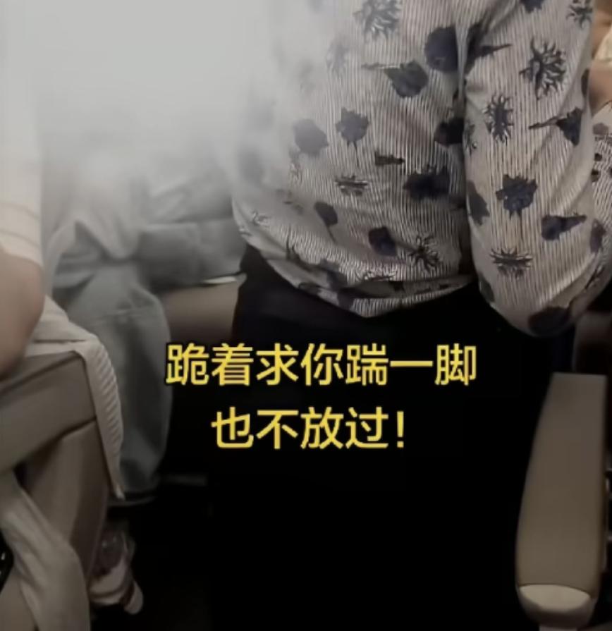 空姐跪地道歉这件事儿我发现了两个细节，终于知道这名男乘客为什么如此生气了。