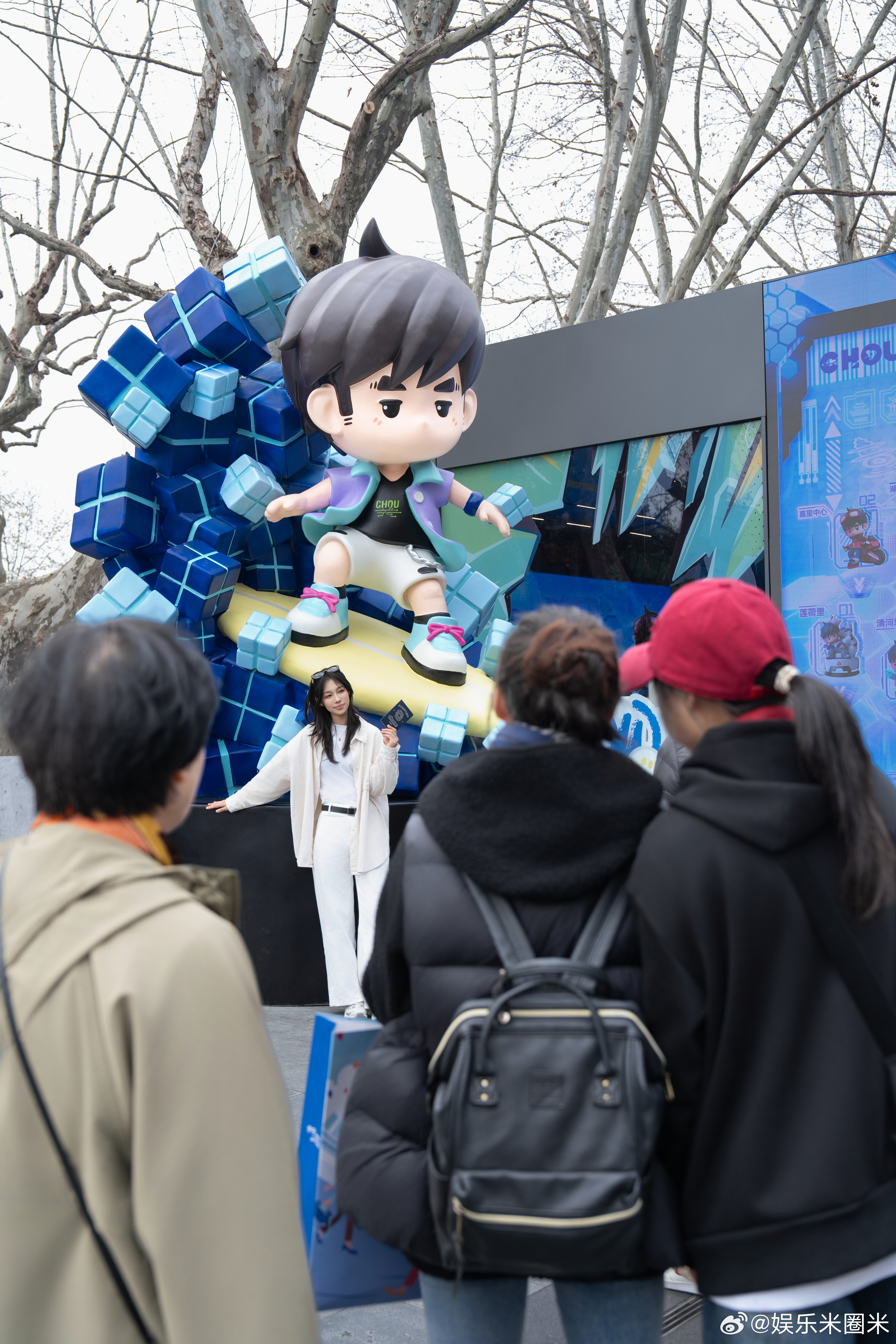 杭州周杰伦痛城杭州街头全是周杰伦的痕迹，从路人合唱到店铺海报，满满都是爱！演唱