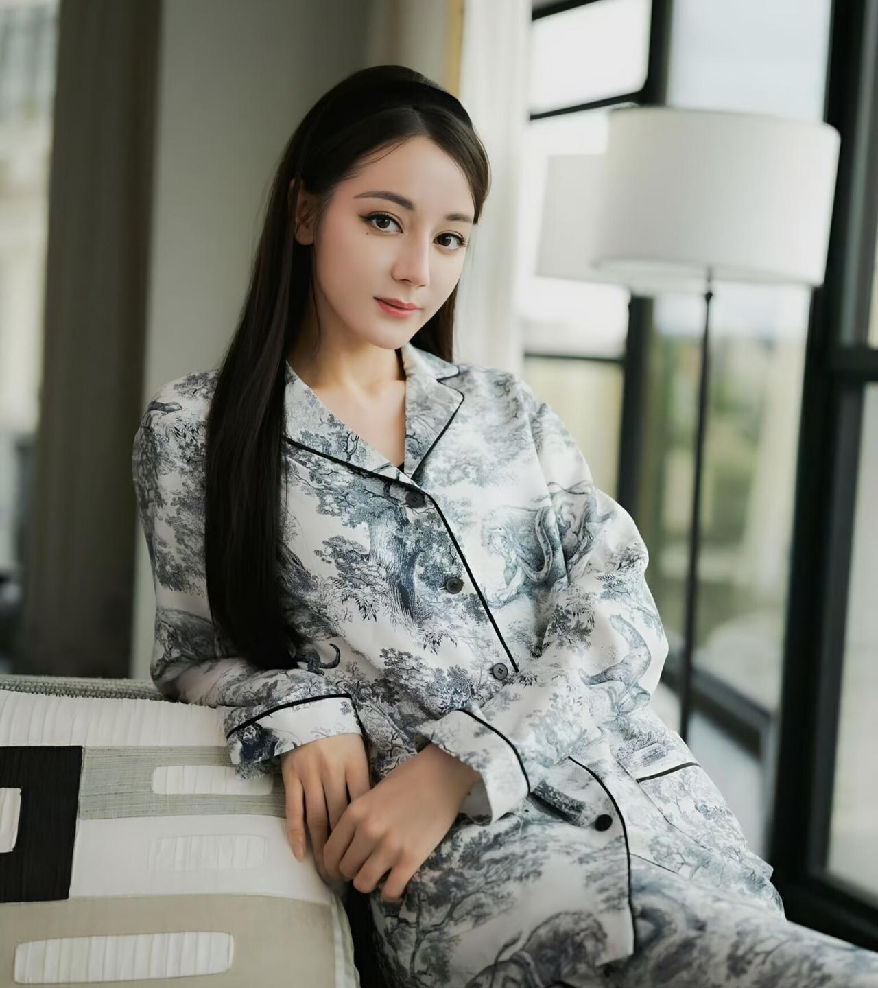 迪丽热巴解锁绝美视角！居家造型+化妆名场面，每一瞬都散发迷人魅力