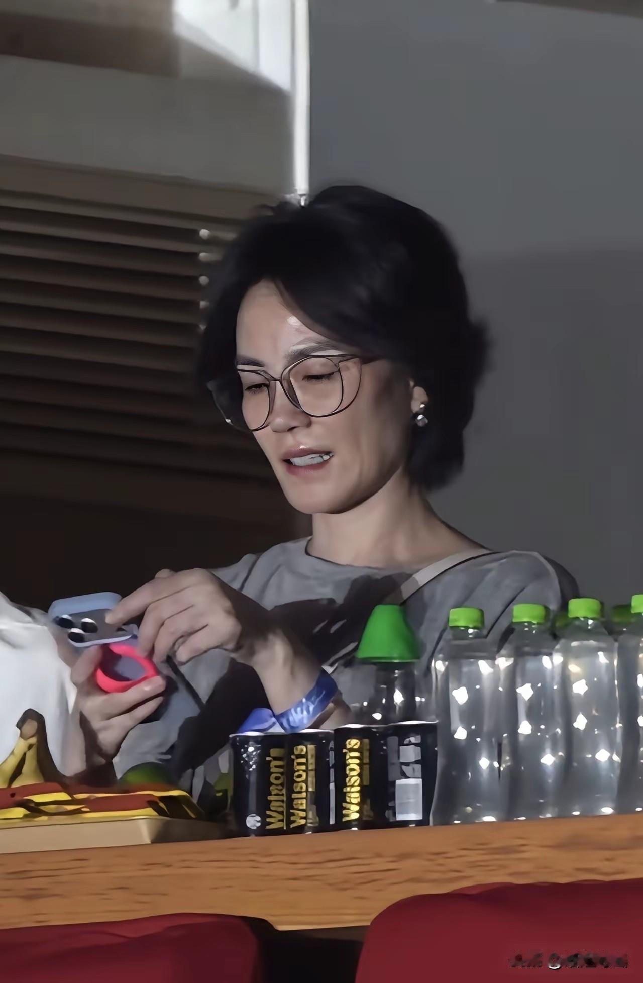 戴着老花镜去看那英演唱会的王菲，打了多少明星的脸？说实话，在也刚看到王菲视频