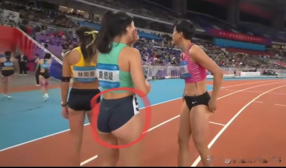 最美田径女神夏思凝这拉垮的身材想出好成绩太难了!从后面看她的肌肉组织一点都不