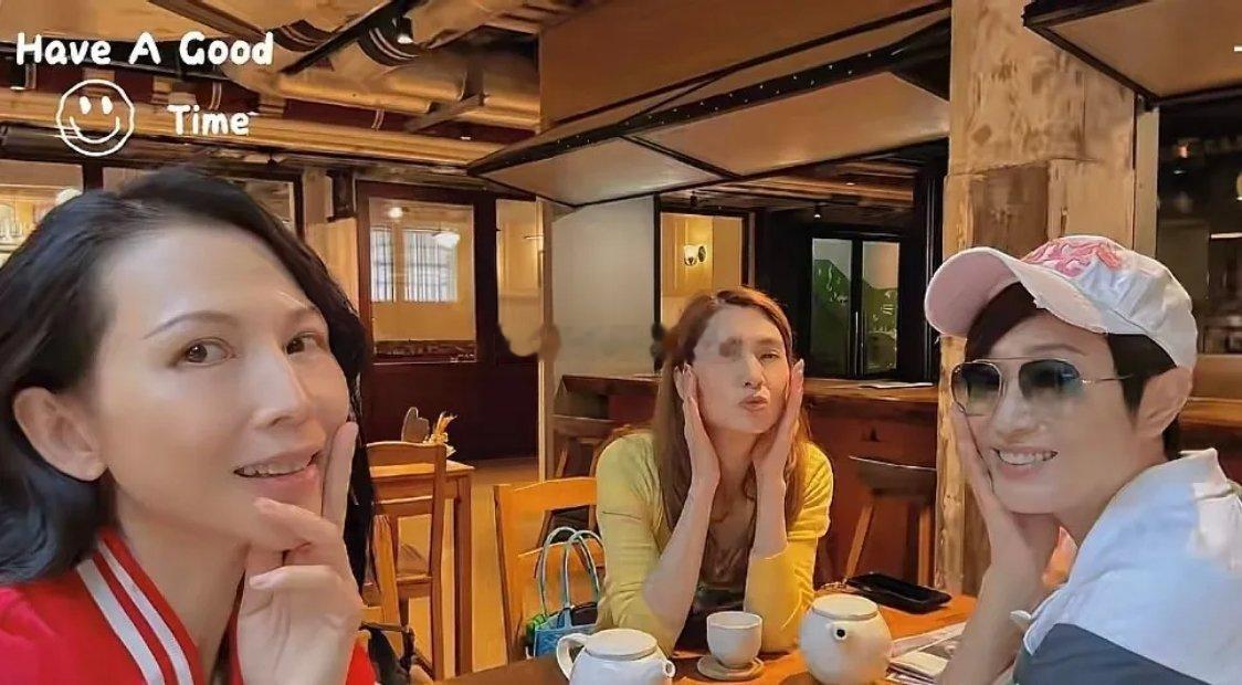 蔡少芬五一晒出闺蜜聚会合照，54岁洪欣一头亮眼黄发状态绝佳，陈法蓉帽衫墨镜低调出