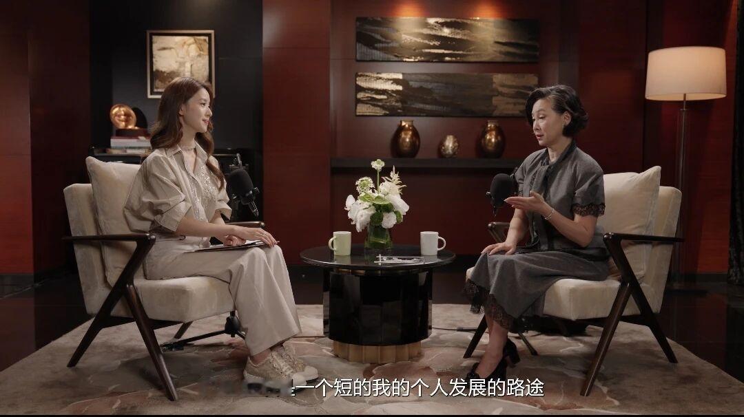 章泽天最近一期的播客给大家展示了什么叫格局，再一次把格局拉满！她采访了商界女