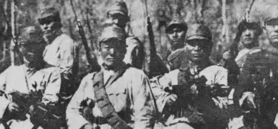 1932年，一个地主婆变卖了所有家产，支持儿子抗日，儿子拿到钱后瞬间失联。几年后