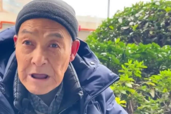 “滚回你的美国去！”一个行动不便的老人，坐着轮椅搭乘美国航班不远万里回到家乡上海