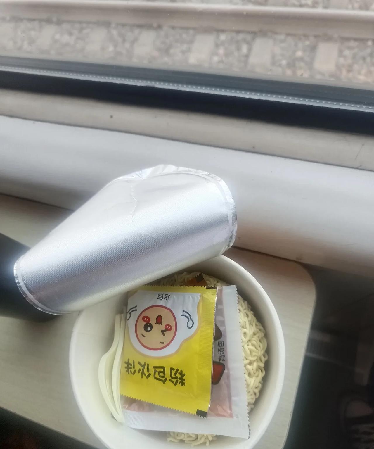 方便面为啥要用热水过滤一下:昨天坐火车，坐的是卧铺火车，到下午六点多钟，也是吃