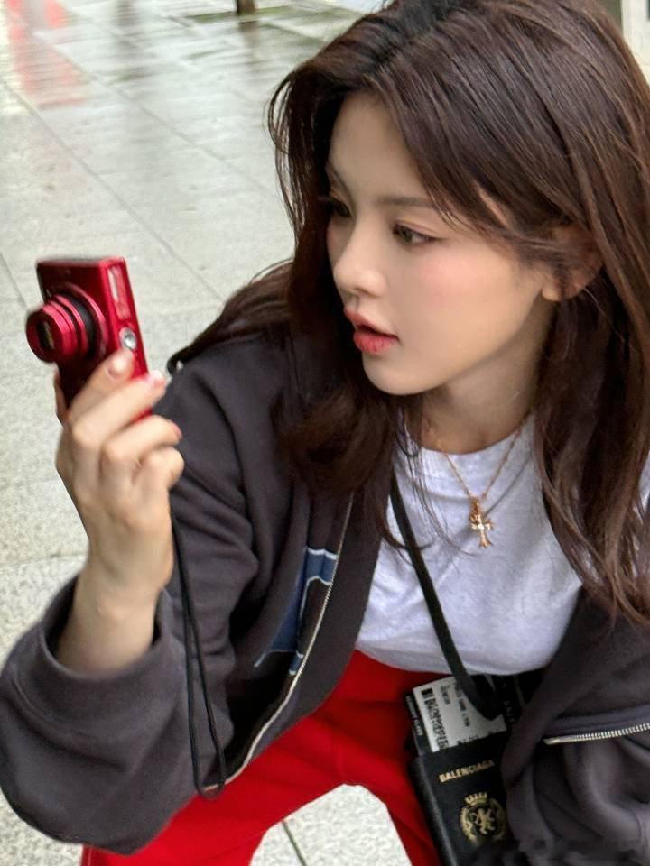 杨超越宝宝在拍什么？？？青苹果吗​​​