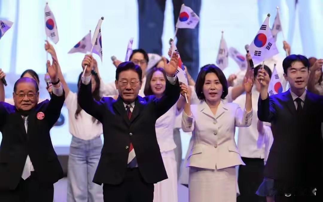 李在明真是精明，他说他会推动总统任期由5年改为4年，这是韩国宪法的进步。不过，名