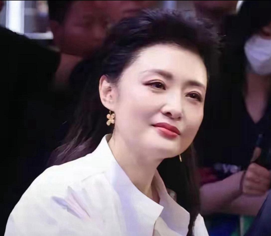 59岁周涛状态惊艳众人，身姿纤细宛若少女已经五十九岁的周涛，岁月仿佛格外优待