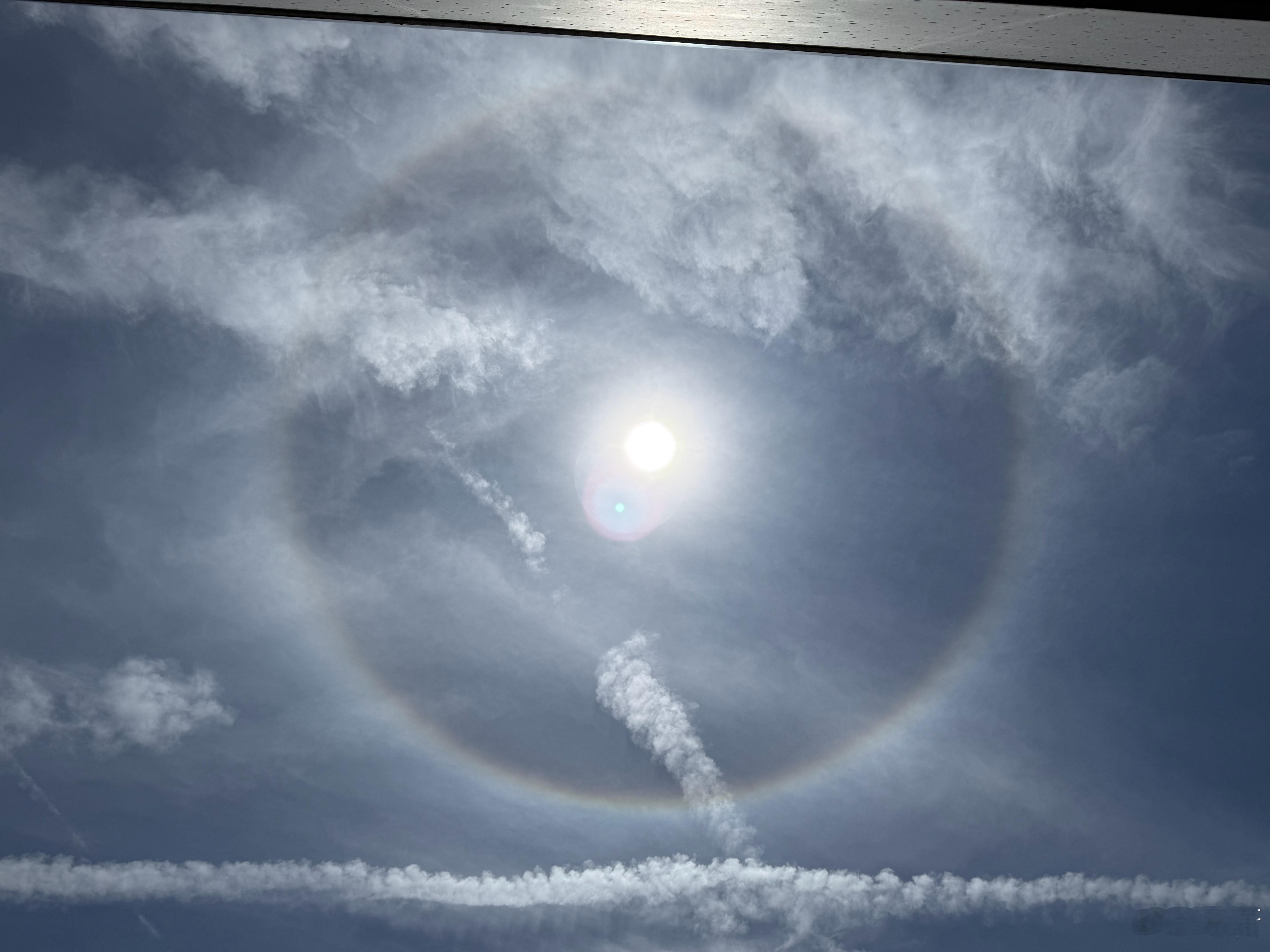 这天都热出奇观了，太阳周围一圈彩虹​​​
