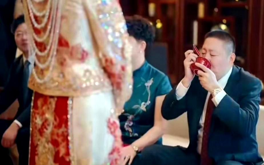 黄雅琼刘雨辰婚礼上，新婚夫妇给双方父母敬茶。这场婚礼视频里氛围热闹开心，两人