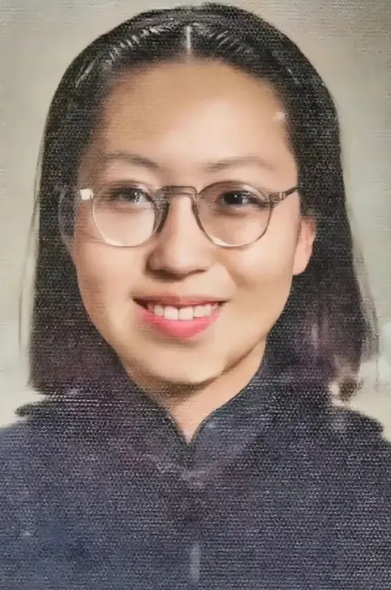 张爱玲！这个名字有魔咒吗？大家耳熟能详的民国才女作家张爱玲，一生坎坷客死他乡，