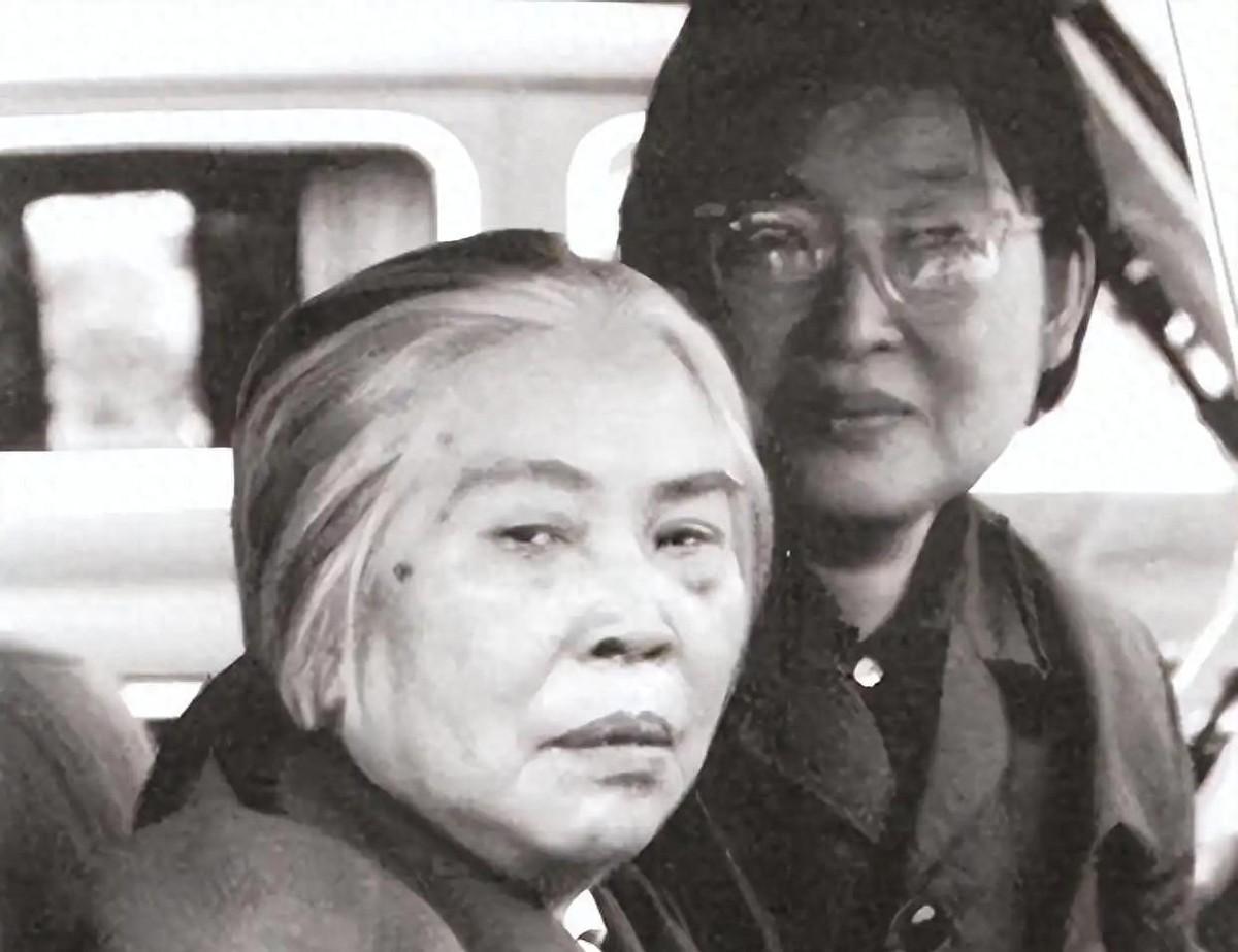 贺子珍病逝后有人提议直接安葬，贺敏学却严肃表示：她是中央直管的老红军，岂能草率处