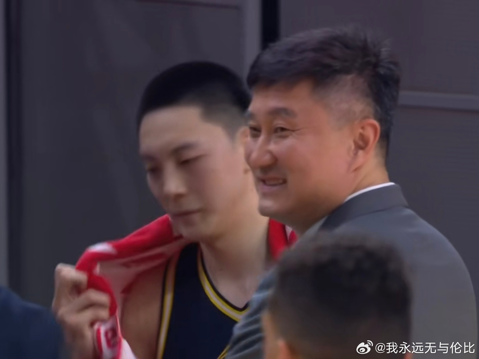 广东男篮vs上海男篮最大分差51分，杜知道无奈的表情