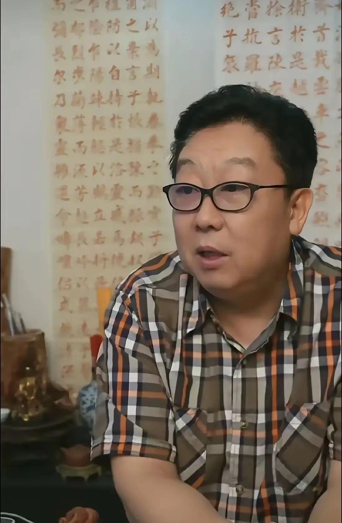 郑健说，德云社相声是下三路，德云社的相声，你敢让你的女儿去听吗？你看看德云社那些