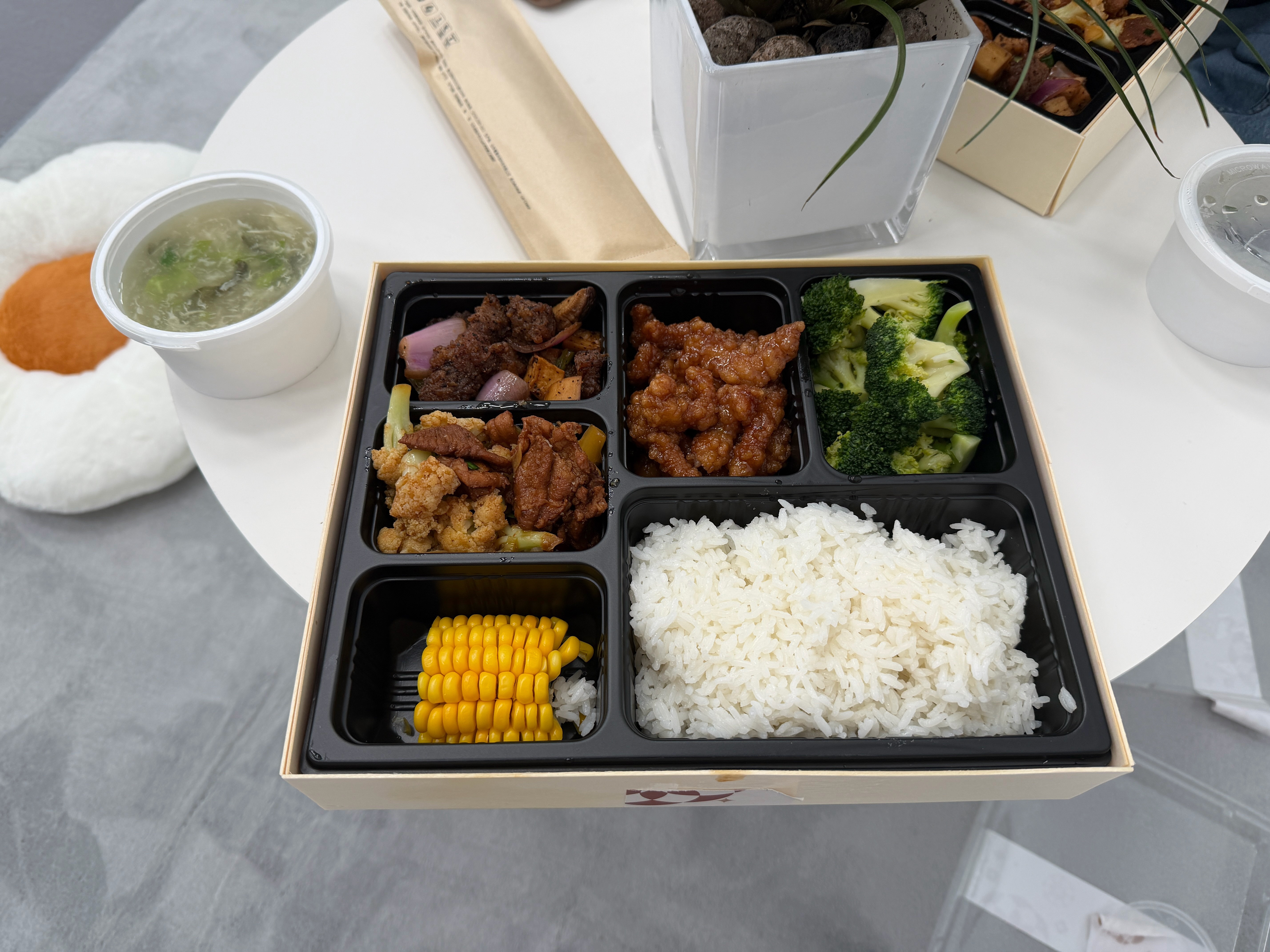 蹭个品牌的盒饭，这餐标真不错。[滑稽笑]​​​