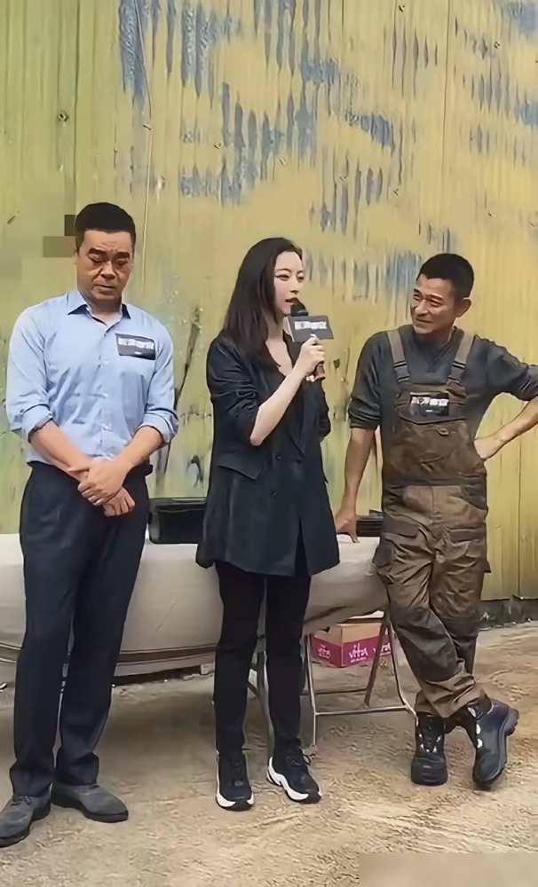 刘青云在片场，连女演员的手都不碰一下，全程冷脸，拍完就走。不是装，是二十几年都这样。1992年拍《大