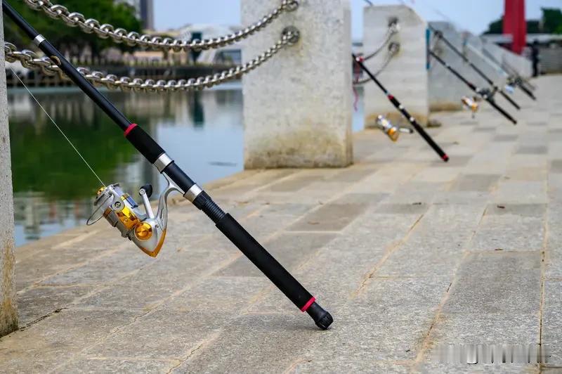 玻璃钢和高碳鱼竿的大比拼。玻璃钢鱼竿与高碳鱼竿：钓鱼利器的大比拼钓鱼，对于很