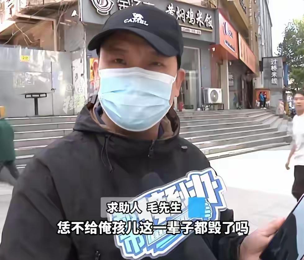 河南郑州，一位父亲这几天崩溃了，原因是他朋友发给他一段视频，他16岁的儿子胳膊上