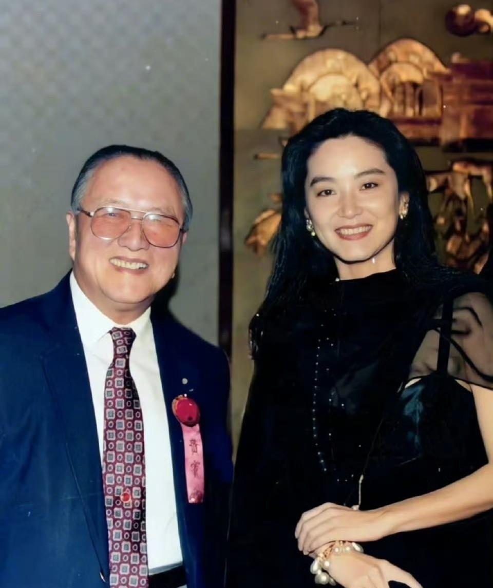 林青霞这张真是90年代女神范本！这身黑纱配珍珠的造型绝了——薄纱朦胧透着优雅，