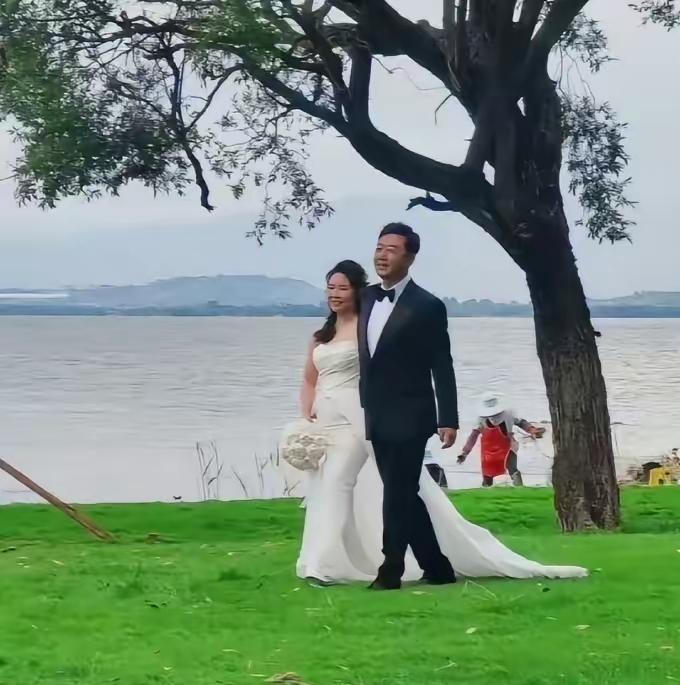 4月28日郭涛夫妇大理补办婚礼，现场羡煞旁人。他们一家四口在海边的草地上温馨