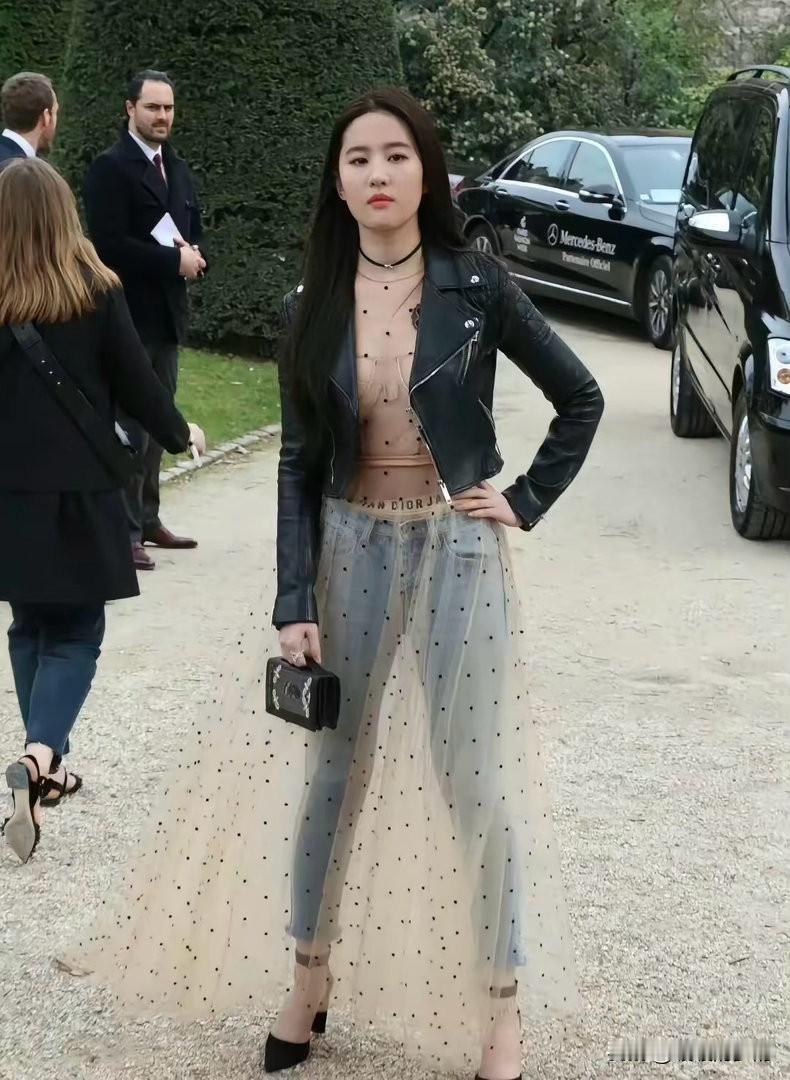 这身装扮打几分