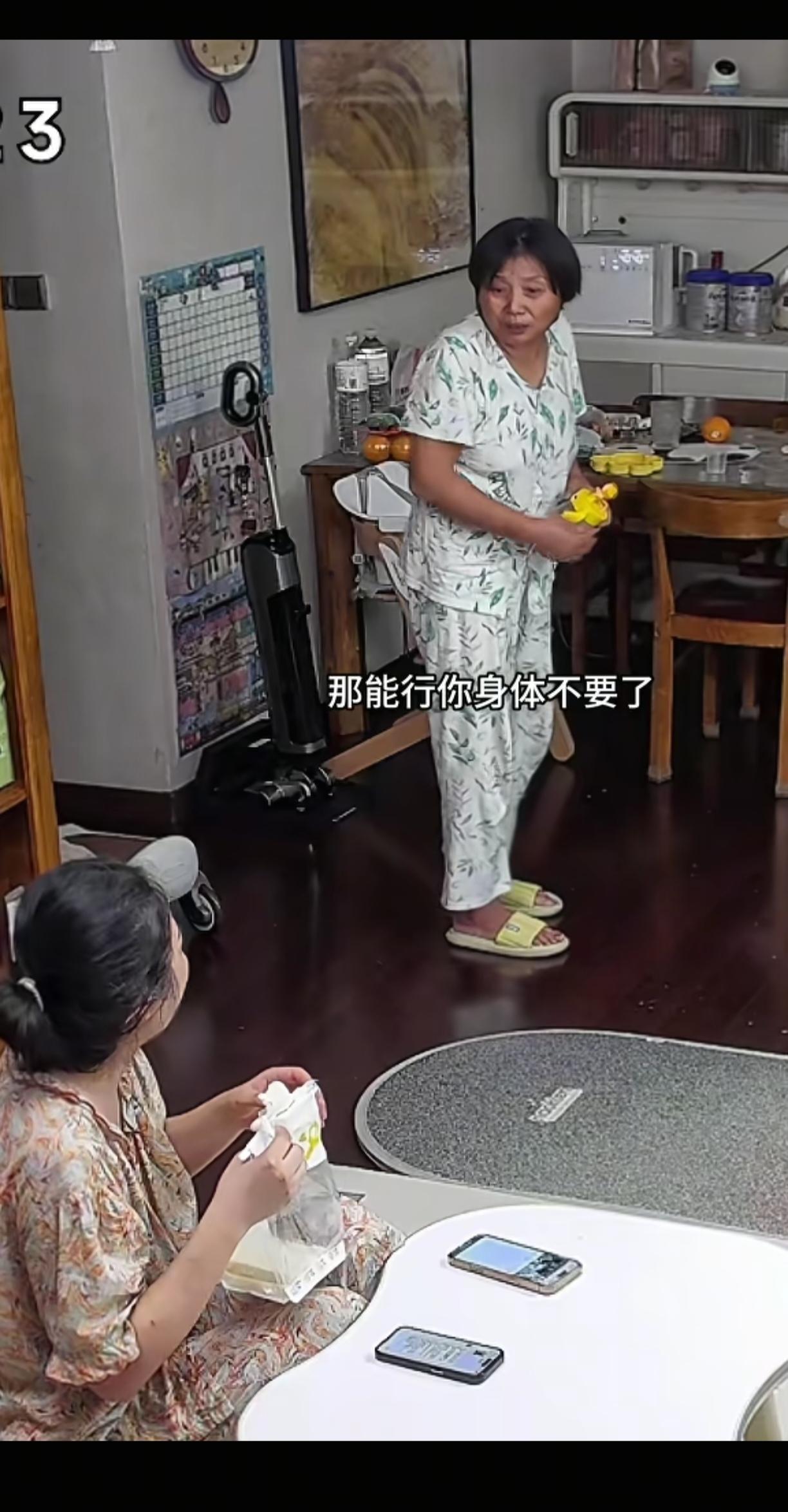 半夜十二点,女子被饿醒,坐在客厅桌子边啃面包。婆婆口渴起来倒水,瞧见儿媳在吃面包