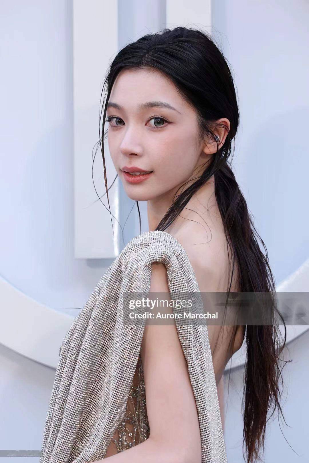 有时候真觉得网友对美女好严格，易梦玲生图长这样居然还有人挑刺认真的吗？我只觉得美