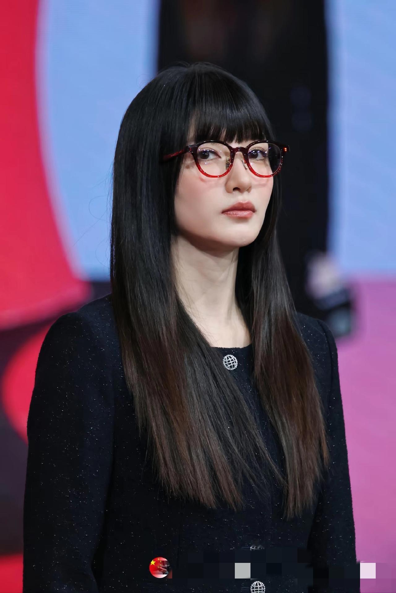 越来越看不懂江疏影了，39岁的她自从被传怀孕生子，不发声明、不反驳，也不