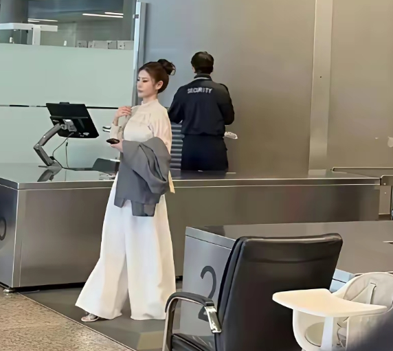 马筱梅太难了之前被传不愿意回北京，引发网友们不少的猜测现在她的一张机场照，彻