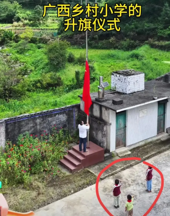 被这一幕给感动到了！今天是全国各地各个学校的开学之日，在广西某个乡村有一个特殊的
