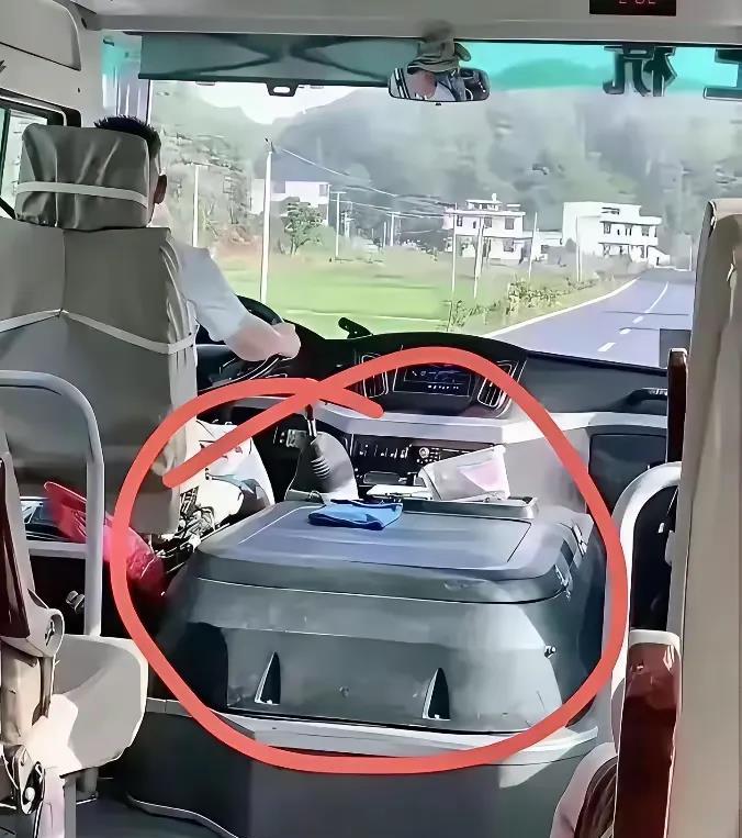 以前的班车，这个突出来的地方到底是什么东西啊？