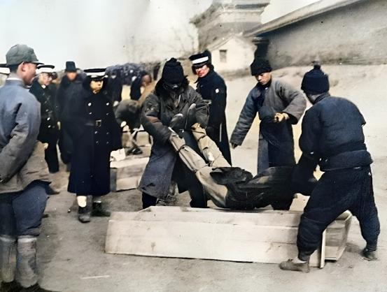 这是先农坛附近的刑场上死刑犯被处决后装进窄小的棺材里。众所周知，鹤年堂附近的菜市