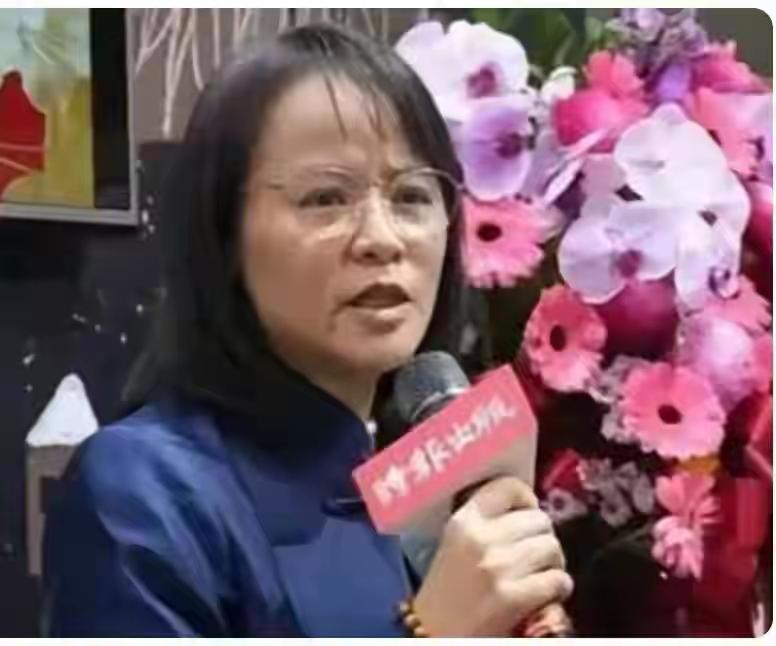 区桂芝炮轰台岛两党，质问国民党“还反什么共”？台湾教师区桂芝同时向国民党与民